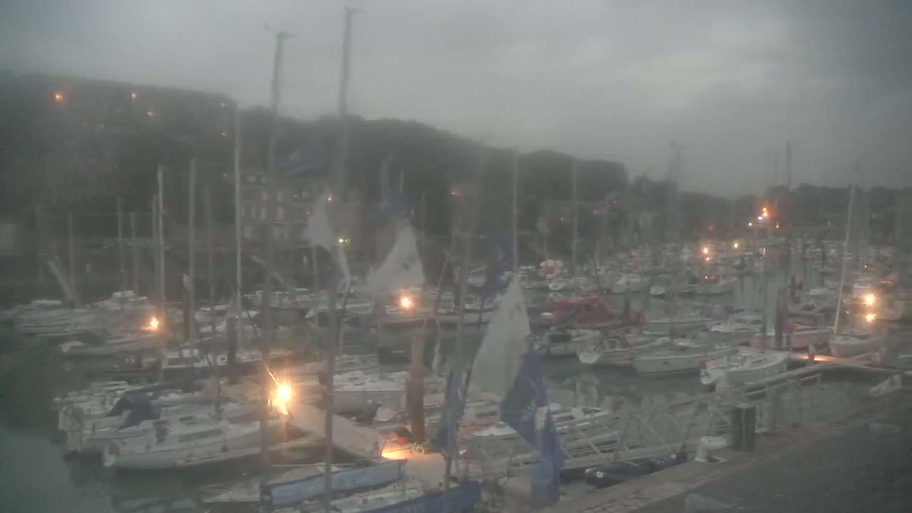 Saint-Valery-en-Caux City View & Le Port (Marine) Live Cam - Dieppe, Seine-Maritime, Normandie, France