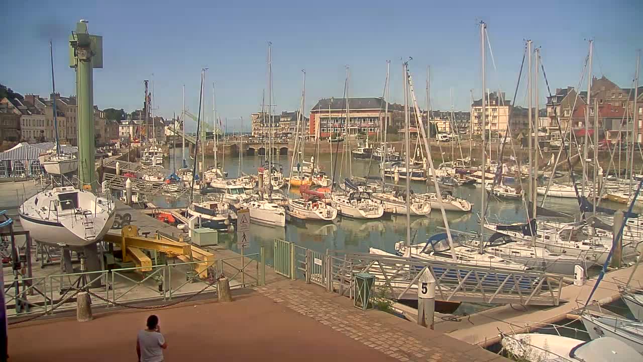 Saint-Valery-en-Caux City View & Le Port (Marine) Live Cam - Dieppe, Seine-Maritime, Normandie, France
