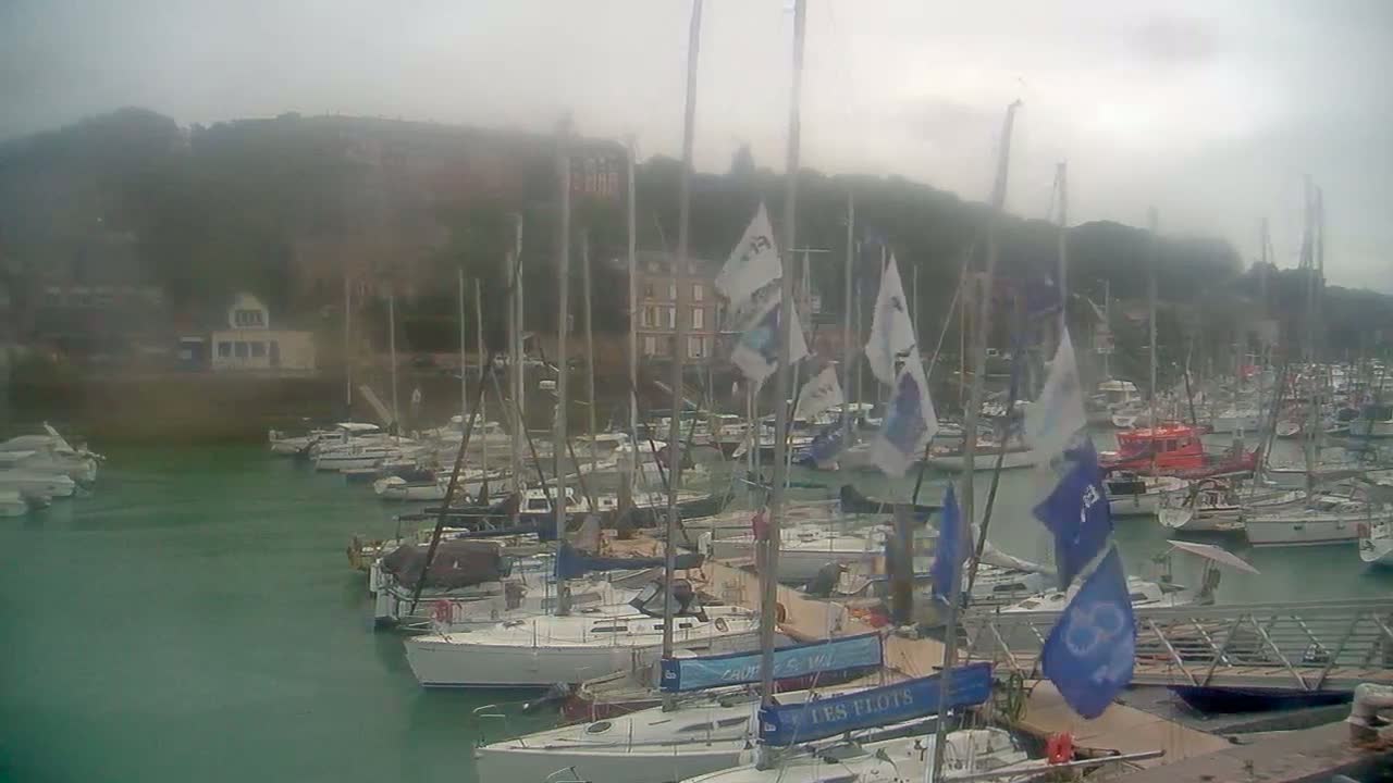 Saint-Valery-en-Caux City View & Le Port (Marine) Live Cam - Dieppe, Seine-Maritime, Normandie, France