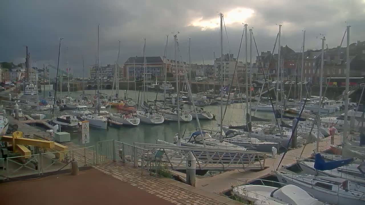 Saint-Valery-en-Caux City View & Le Port (Marine) Live Cam - Dieppe, Seine-Maritime, Normandie, France