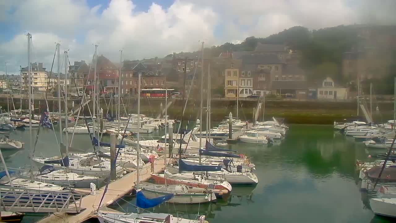 Saint-Valery-en-Caux City View & Le Port (Marine) Live Cam - Dieppe, Seine-Maritime, Normandie, France