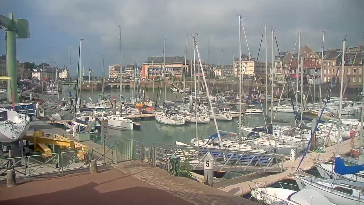 Saint-Valery-en-Caux City View & Le Port (Marine) Live Cam - Dieppe, Seine-Maritime, Normandie, France