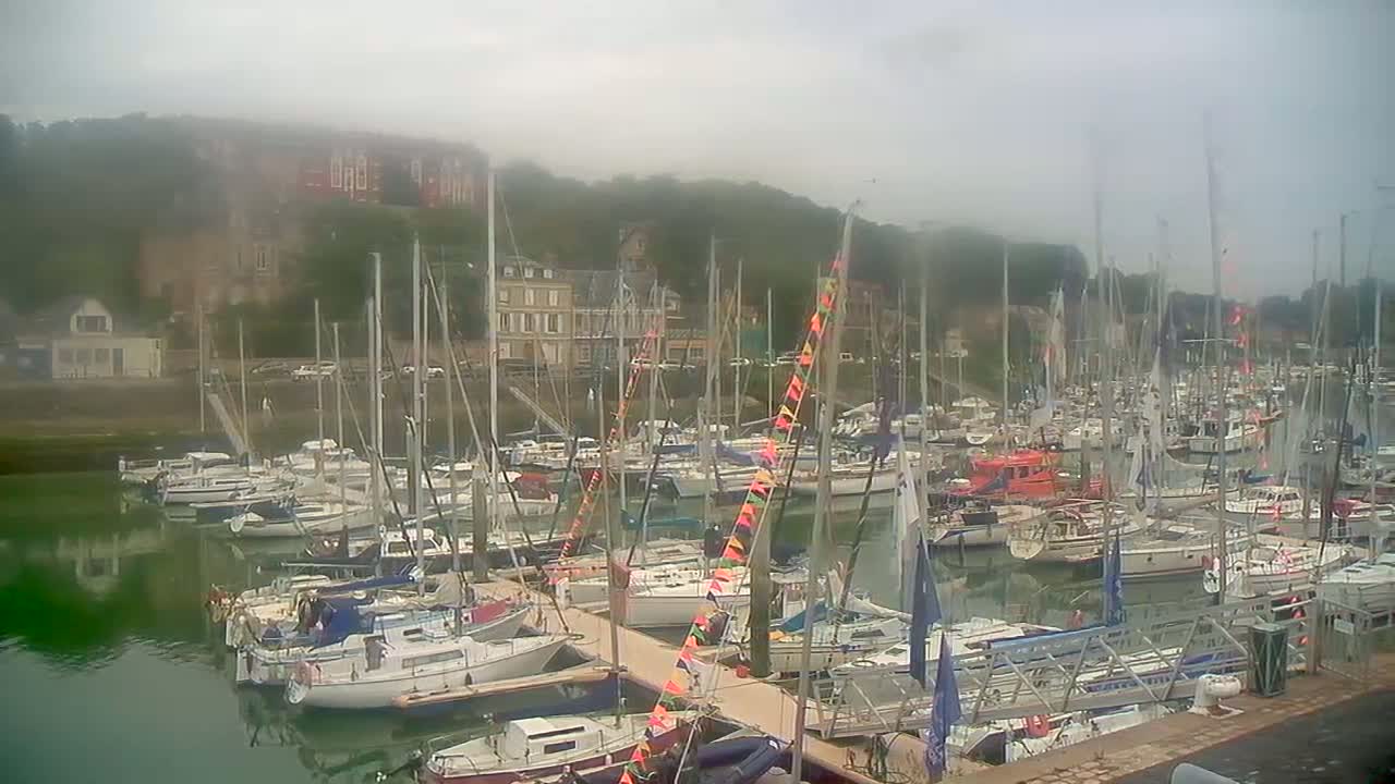 Saint-Valery-en-Caux City View & Le Port (Marine) Live Cam - Dieppe, Seine-Maritime, Normandie, France
