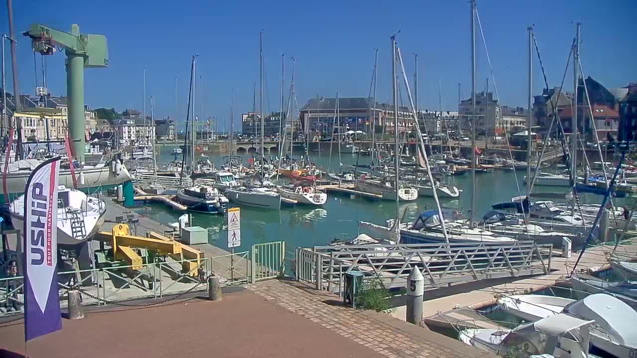 Saint-Valery-en-Caux City View & Le Port (Marine) Live Cam - Dieppe, Seine-Maritime, Normandie, France