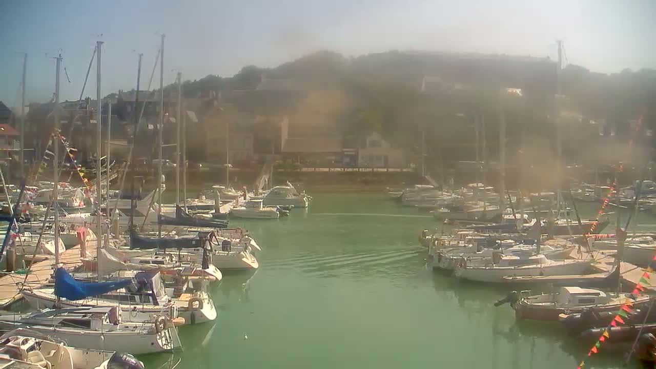 Saint-Valery-en-Caux City View & Le Port (Marine) Live Cam - Dieppe, Seine-Maritime, Normandie, France
