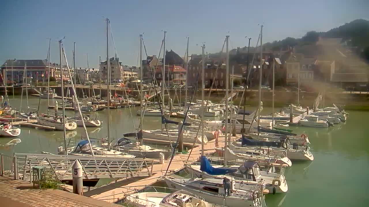Saint-Valery-en-Caux City View & Le Port (Marine) Live Cam - Dieppe, Seine-Maritime, Normandie, France