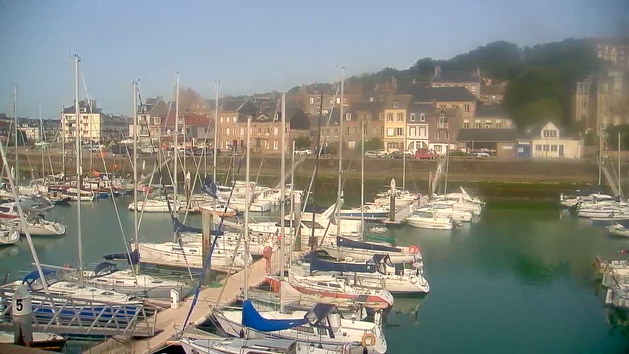 Saint-Valery-en-Caux City View & Le Port (Marine) Live Cam - Dieppe, Seine-Maritime, Normandie, France