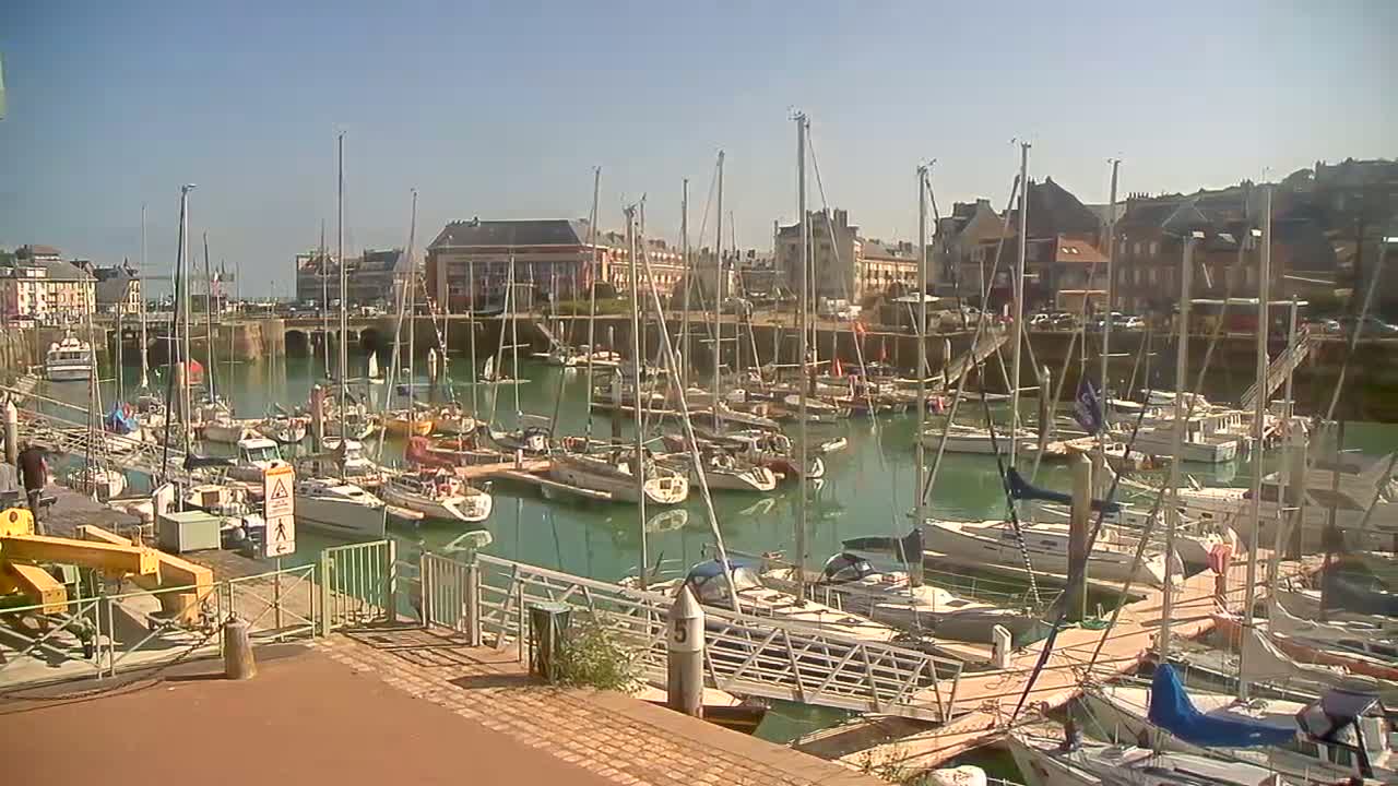 Saint-Valery-en-Caux City View & Le Port (Marine) Live Cam - Dieppe, Seine-Maritime, Normandie, France