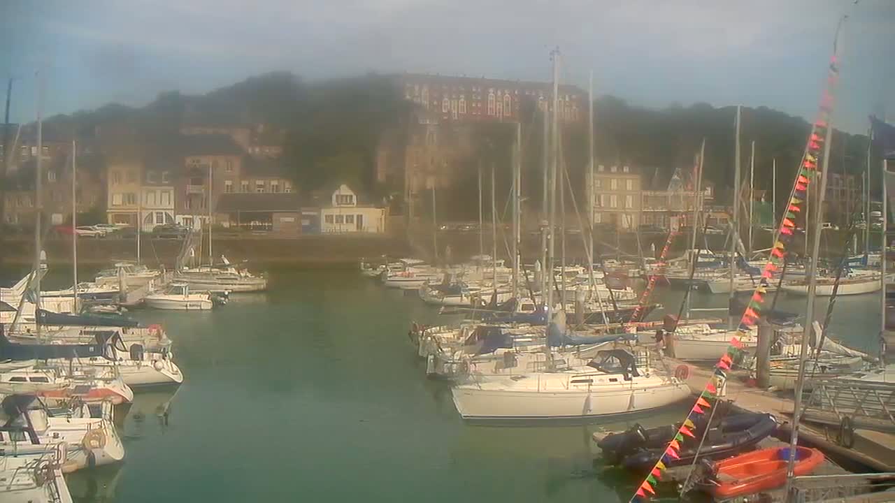 Saint-Valery-en-Caux City View & Le Port (Marine) Live Cam - Dieppe, Seine-Maritime, Normandie, France