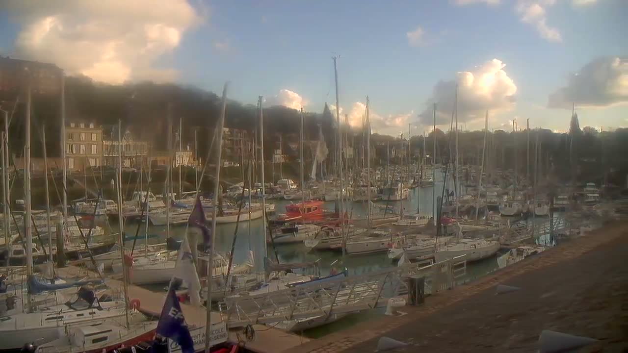 Saint-Valery-en-Caux City View & Le Port (Marine) Live Cam - Dieppe, Seine-Maritime, Normandie, France