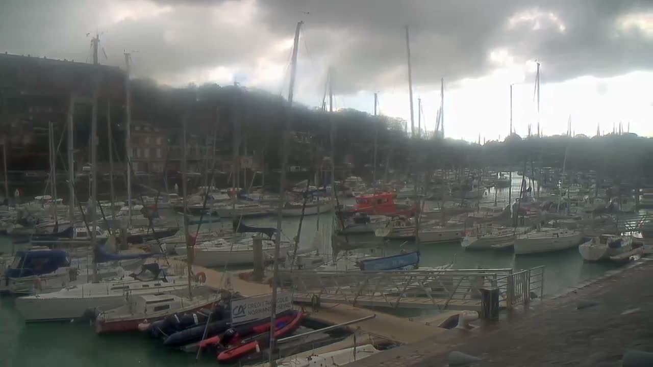 Saint-Valery-en-Caux City View & Le Port (Marine) Live Cam - Dieppe, Seine-Maritime, Normandie, France