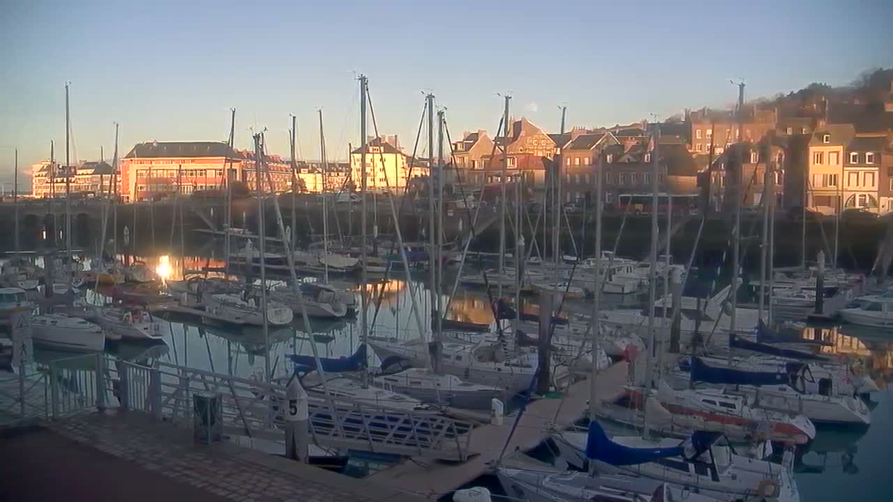 Saint-Valery-en-Caux City View & Le Port (Marine) Live Cam - Dieppe, Seine-Maritime, Normandie, France