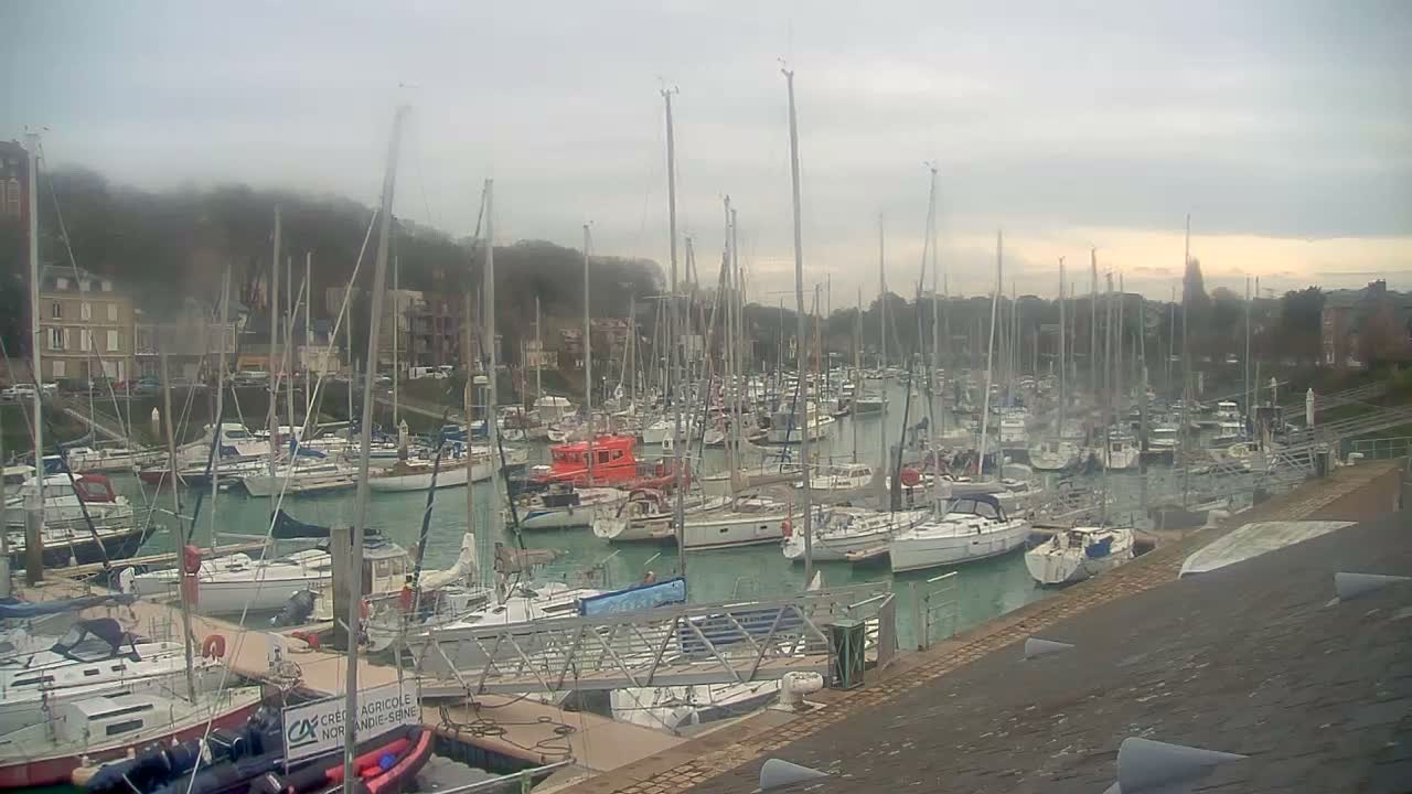 Saint-Valery-en-Caux City View & Le Port (Marine) Live Cam - Dieppe, Seine-Maritime, Normandie, France
