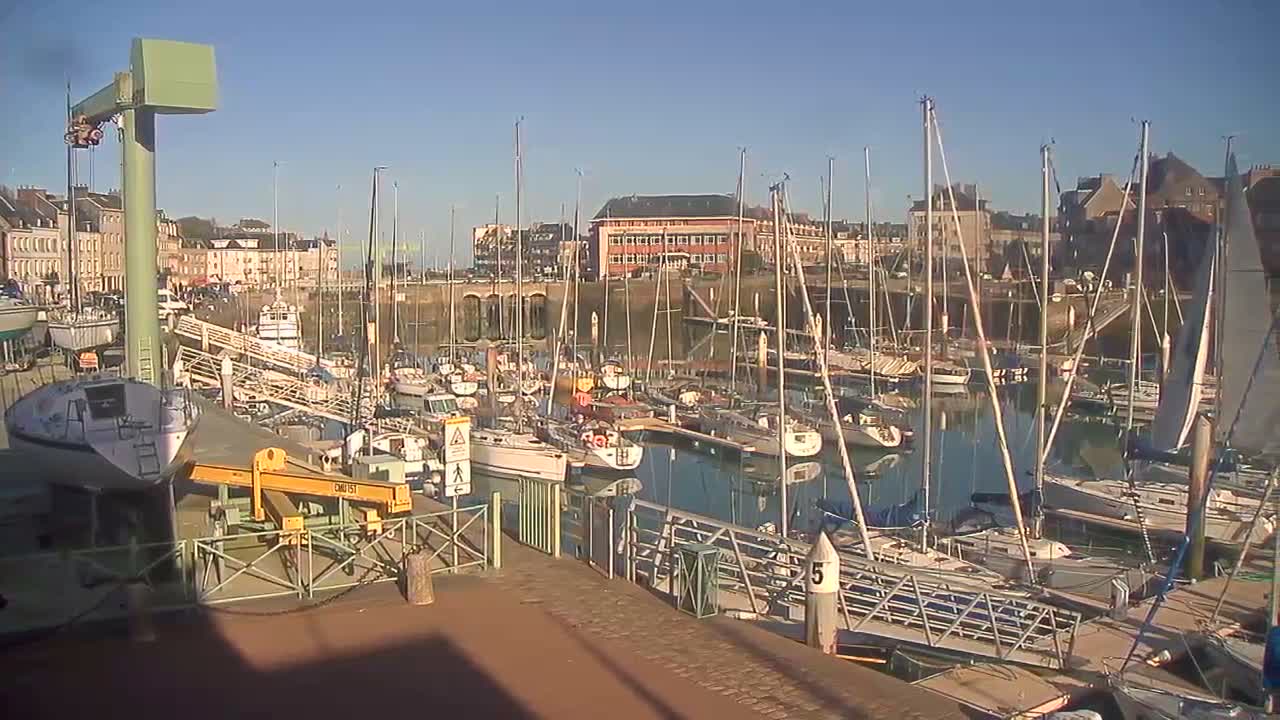 Saint-Valery-en-Caux City View & Le Port (Marine) Live Cam - Dieppe, Seine-Maritime, Normandie, France