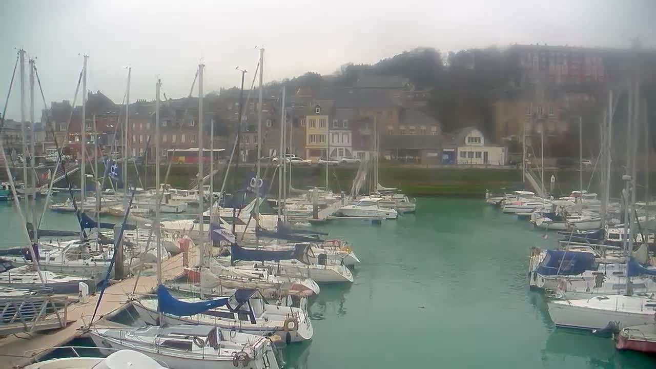Saint-Valery-en-Caux City View & Le Port (Marine) Live Cam - Dieppe, Seine-Maritime, Normandie, France