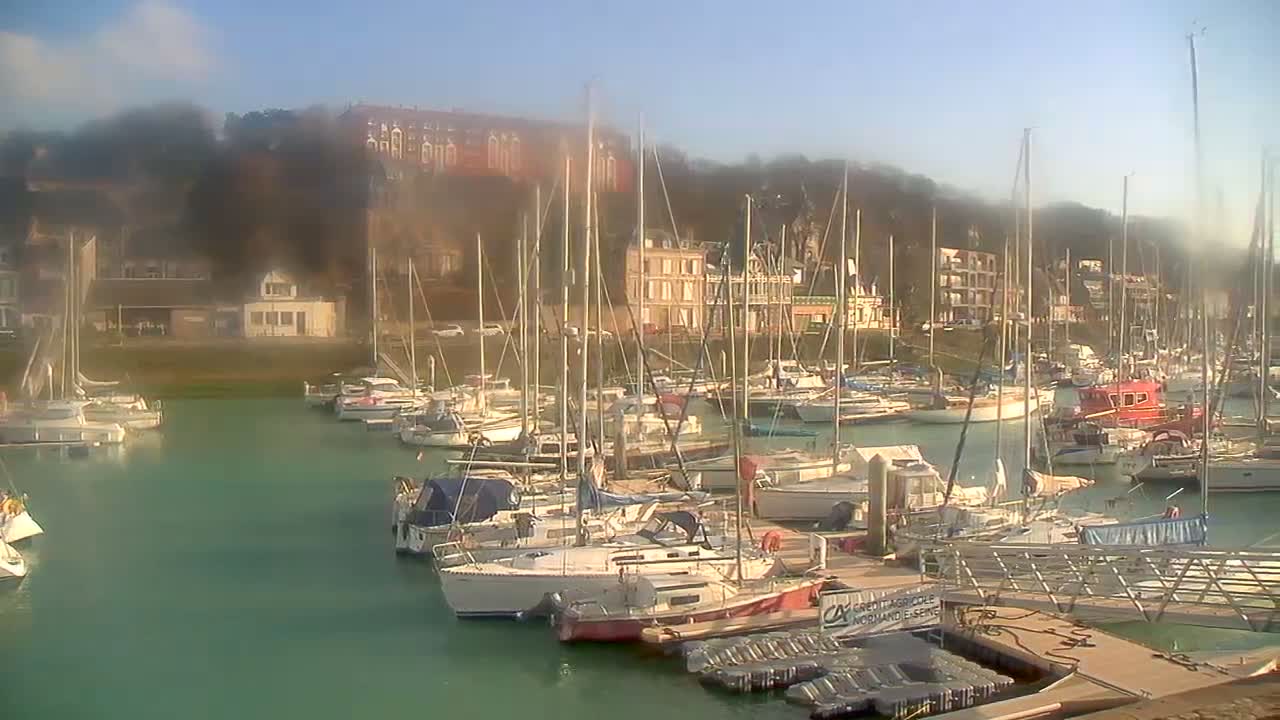 Saint-Valery-en-Caux City View & Le Port (Marine) Live Cam - Dieppe, Seine-Maritime, Normandie, France