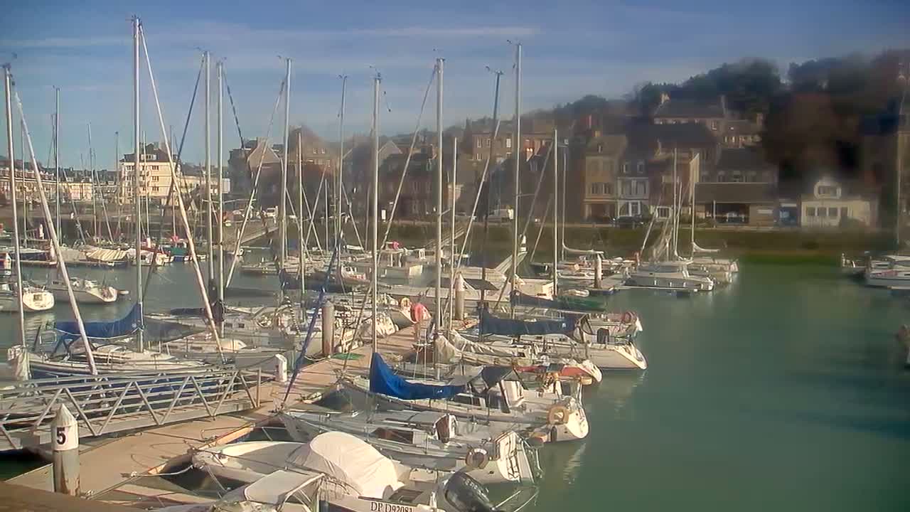 Saint-Valery-en-Caux City View & Le Port (Marine) Live Cam - Dieppe, Seine-Maritime, Normandie, France