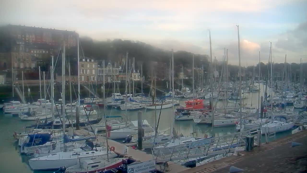 Saint-Valery-en-Caux City View & Le Port (Marine) Live Cam - Dieppe, Seine-Maritime, Normandie, France