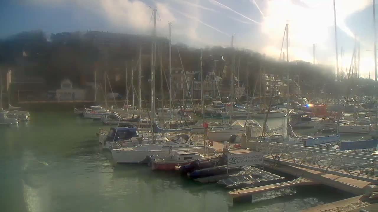 Saint-Valery-en-Caux City View & Le Port (Marine) Live Cam - Dieppe, Seine-Maritime, Normandie, France
