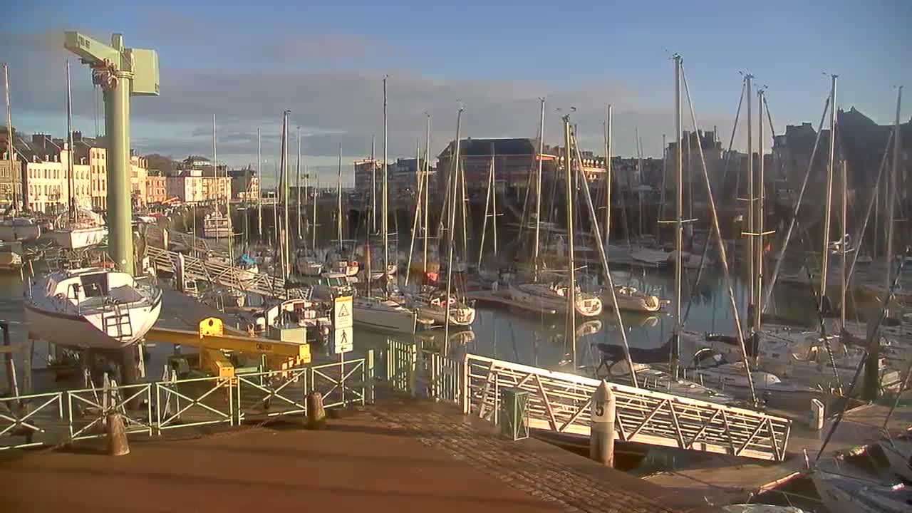 Saint-Valery-en-Caux City View & Le Port (Marine) Live Cam - Dieppe, Seine-Maritime, Normandie, France