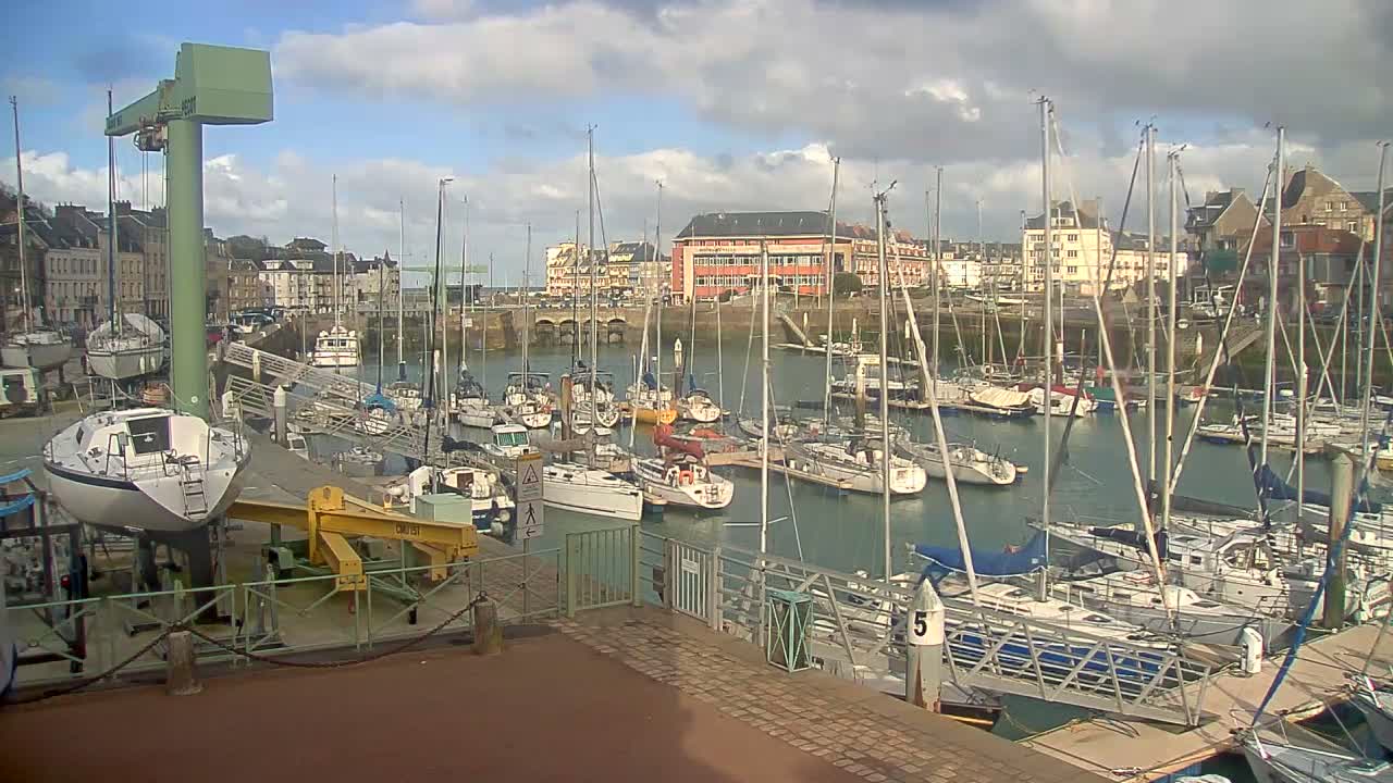 Saint-Valery-en-Caux City View & Le Port (Marine) Live Cam - Dieppe, Seine-Maritime, Normandie, France