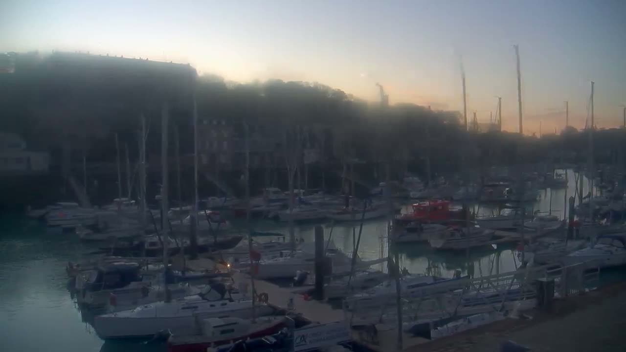 Saint-Valery-en-Caux City View & Le Port (Marine) Live Cam - Dieppe, Seine-Maritime, Normandie, France