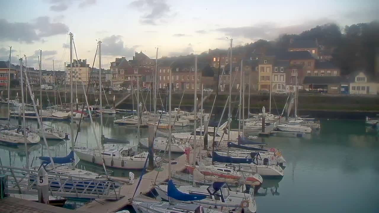 Saint-Valery-en-Caux City View & Le Port (Marine) Live Cam - Dieppe, Seine-Maritime, Normandie, France