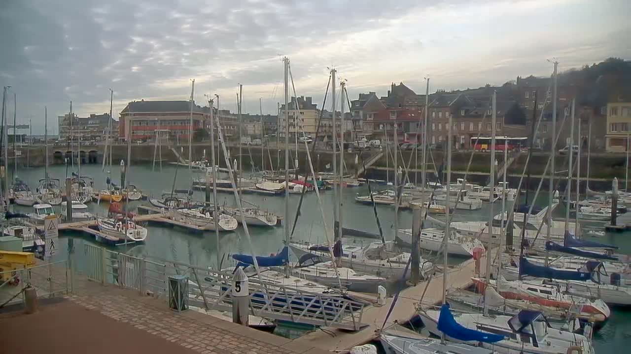 Saint-Valery-en-Caux City View & Le Port (Marine) Live Cam - Dieppe, Seine-Maritime, Normandie, France