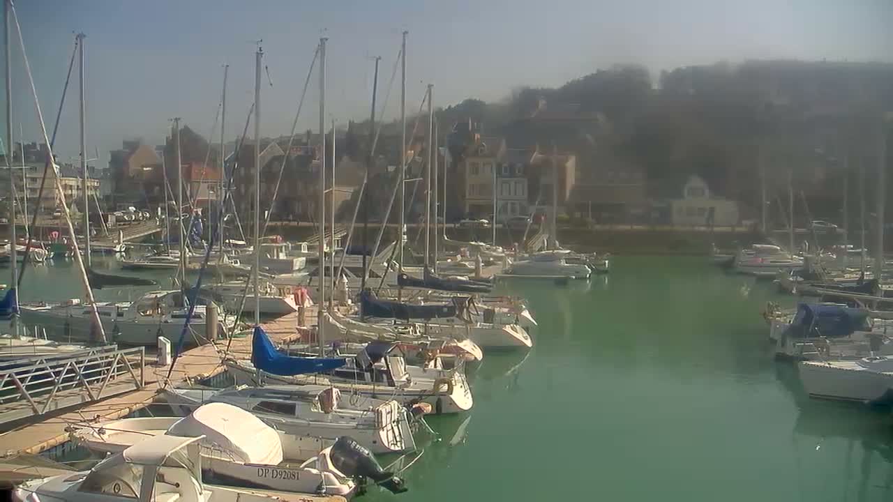 Saint-Valery-en-Caux City View & Le Port (Marine) Live Cam - Dieppe, Seine-Maritime, Normandie, France