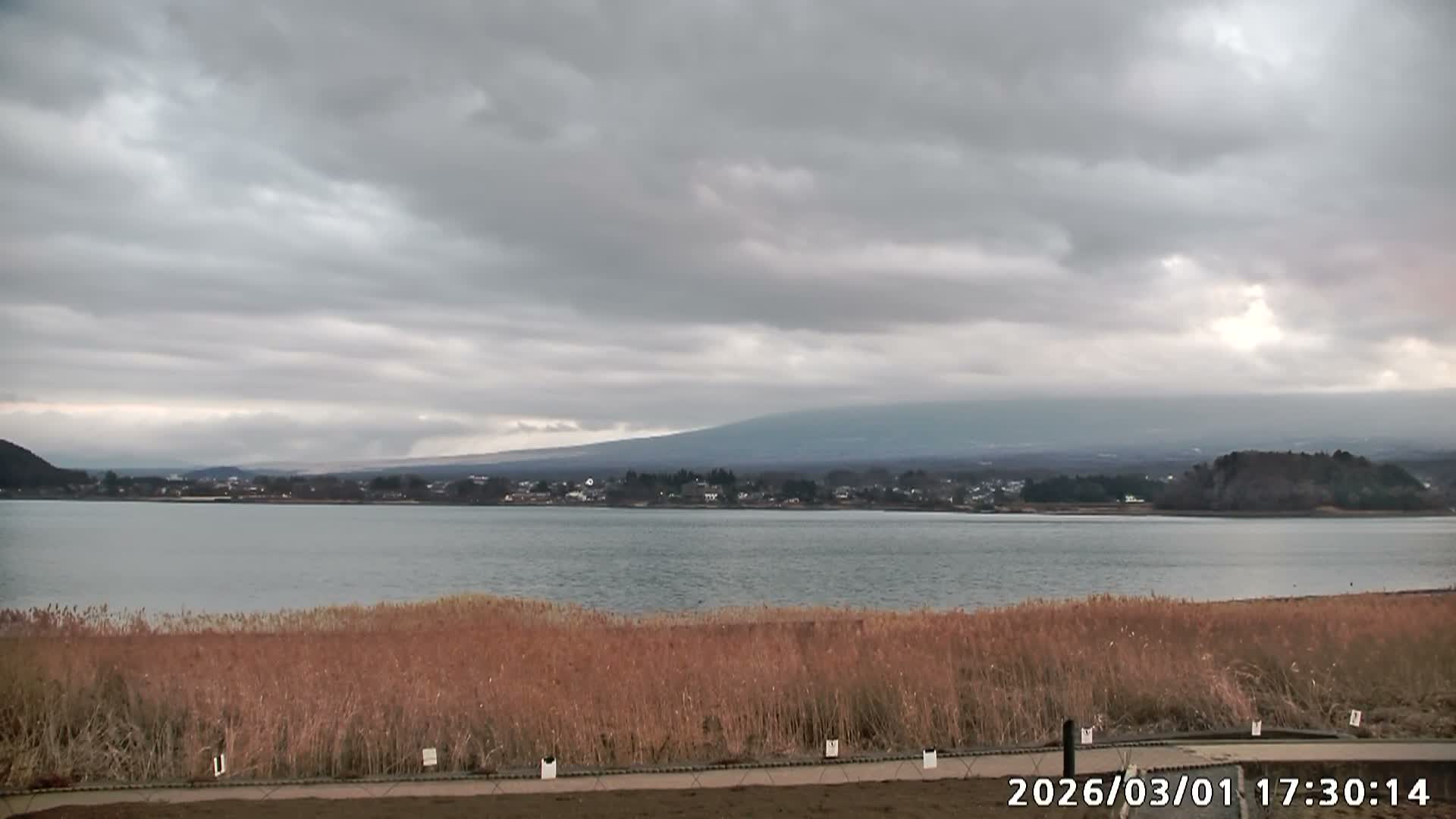 Fujikawaguchiko, Mount Fuji & Lake Kawaguchiko View from Oishi Park ( 大石公園からの富士河口湖、河口湖、富士山の眺め ) Live Cam  - Oishi, Fujikawaguchiko, Minamitsuru, Yamanashi, Tokai, Chubu, Japan
