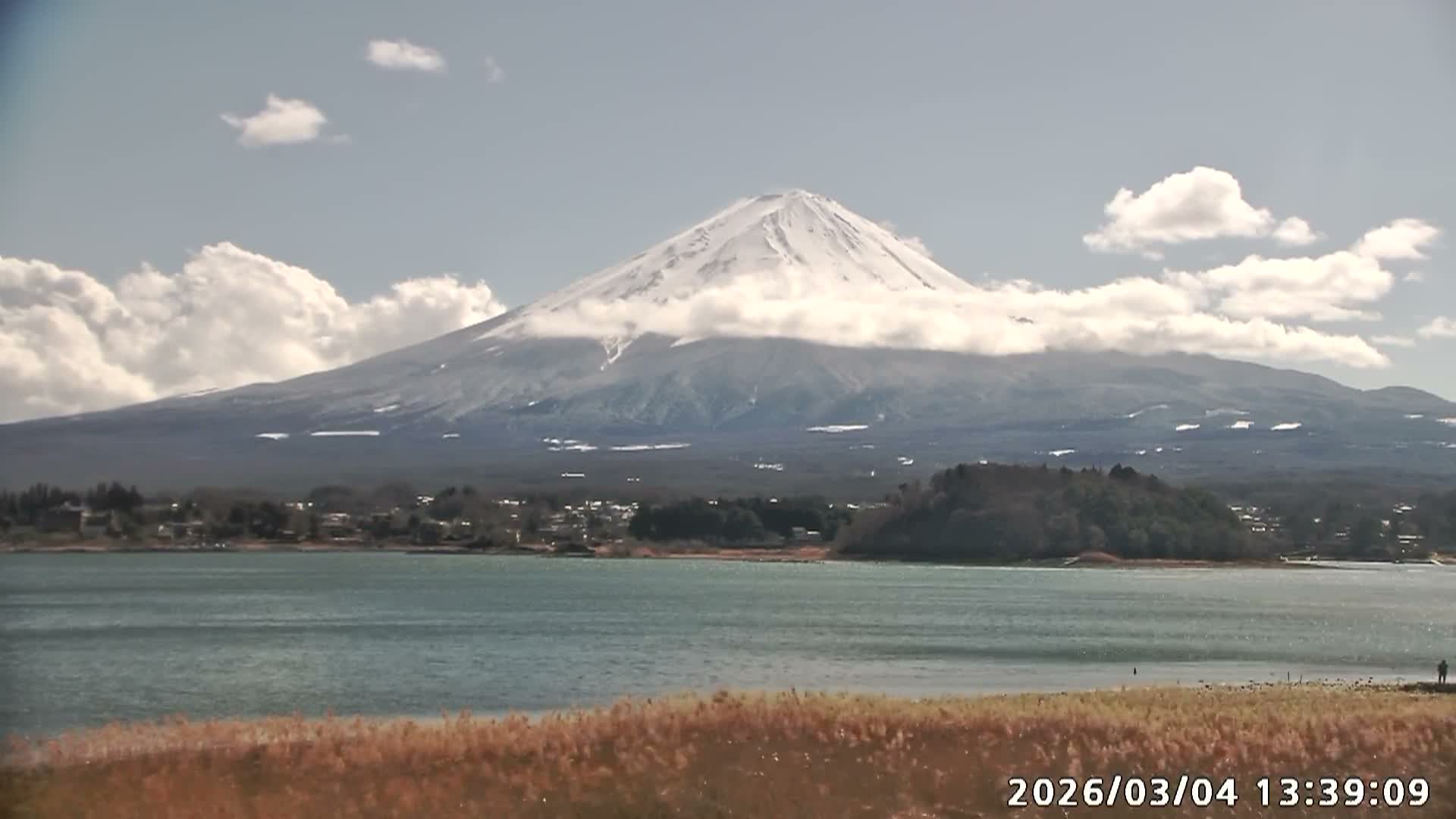 Fujikawaguchiko, Mount Fuji & Lake Kawaguchiko View from Oishi Park ( 大石公園からの富士河口湖、河口湖、富士山の眺め ) Live Cam  - Oishi, Fujikawaguchiko, Minamitsuru, Yamanashi, Tokai, Chubu, Japan
