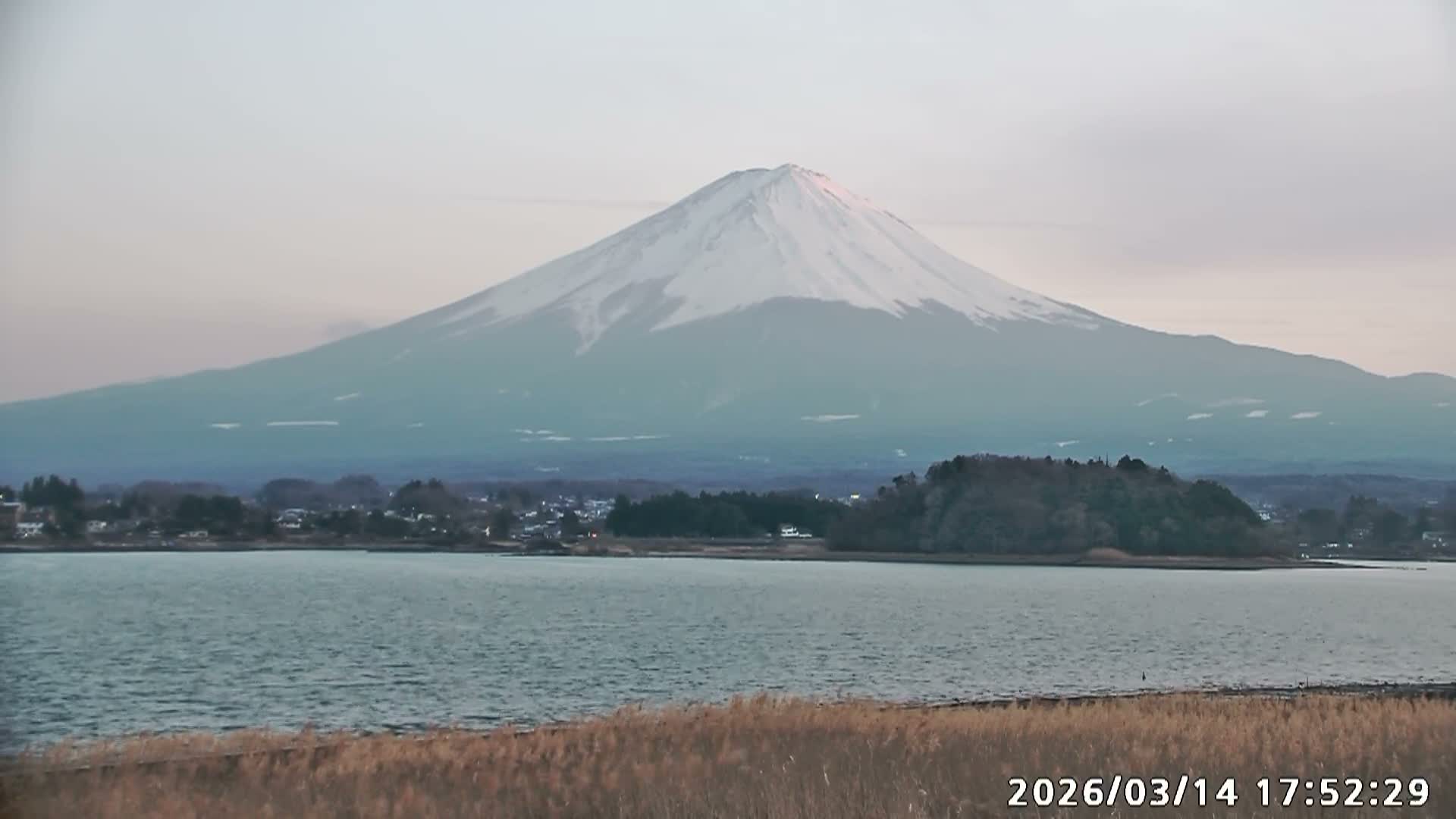 Fujikawaguchiko, Mount Fuji & Lake Kawaguchiko View from Oishi Park ( 大石公園からの富士河口湖、河口湖、富士山の眺め ) Live Cam  - Oishi, Fujikawaguchiko, Minamitsuru, Yamanashi, Tokai, Chubu, Japan