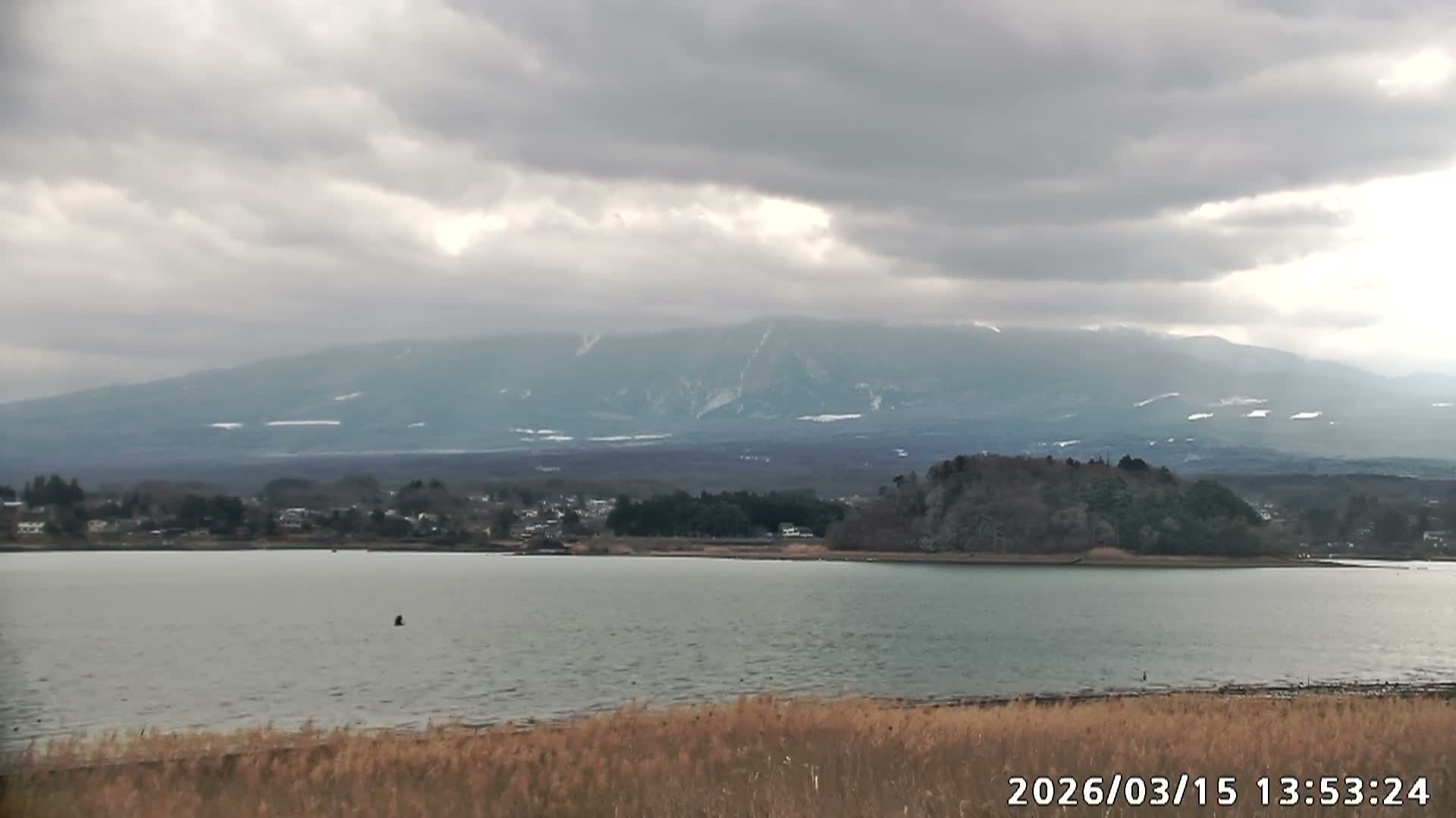 Fujikawaguchiko, Mount Fuji & Lake Kawaguchiko View from Oishi Park ( 大石公園からの富士河口湖、河口湖、富士山の眺め ) Live Cam  - Oishi, Fujikawaguchiko, Minamitsuru, Yamanashi, Tokai, Chubu, Japan