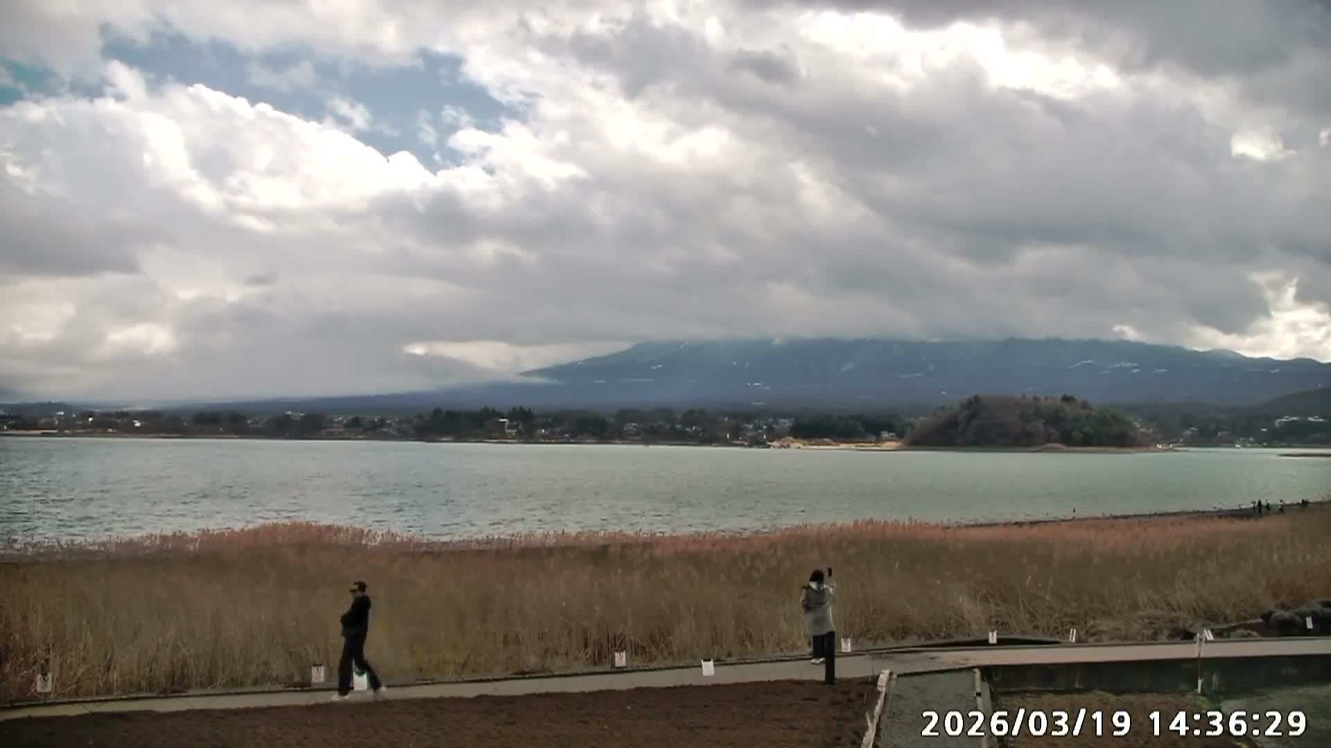 Fujikawaguchiko, Mount Fuji & Lake Kawaguchiko View from Oishi Park ( 大石公園からの富士河口湖、河口湖、富士山の眺め ) Live Cam  - Oishi, Fujikawaguchiko, Minamitsuru, Yamanashi, Tokai, Chubu, Japan