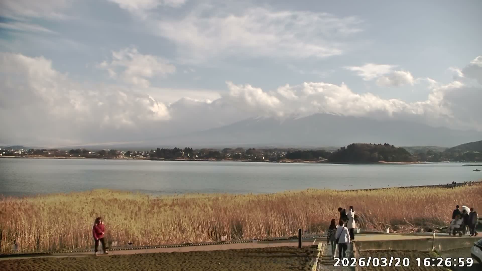 Fujikawaguchiko, Mount Fuji & Lake Kawaguchiko View from Oishi Park ( 大石公園からの富士河口湖、河口湖、富士山の眺め ) Live Cam  - Oishi, Fujikawaguchiko, Minamitsuru, Yamanashi, Tokai, Chubu, Japan