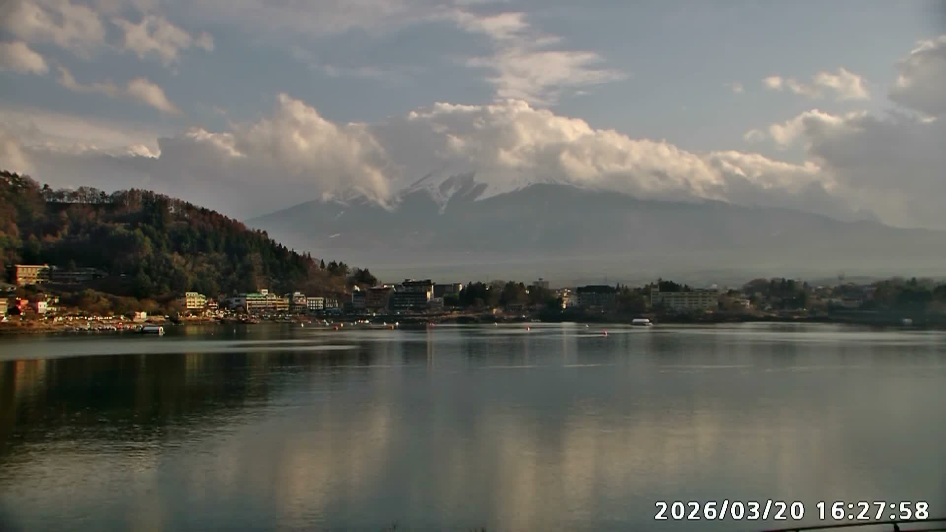 Fujikawaguchiko, Kawaguchi,  Mount Fuji & Lake Kawaguchiko View  ( 富士河口湖、川口、富士山、河口湖の眺め ) Live Cam -  Kawaguchi, Fujikawaguchiko, Minamitsuru, Yamanashi, Tokai, Chubu, Japan