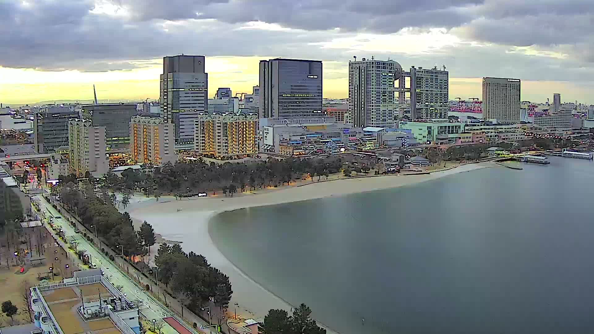 Tokyo, Odaiba Beach & Odaiba Marine Park (東京、お台場ビーチ、お台場海浜公園 ) Live Cam -1 Chome, Daiba, Odaiba, Minato-ku, Tokyo, Kantō, Honshu, Japan