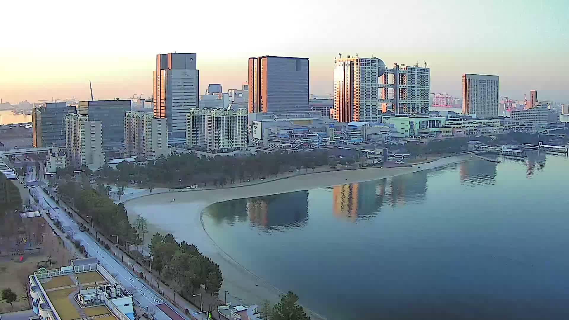 Tokyo, Odaiba Beach & Odaiba Marine Park (東京、お台場ビーチ、お台場海浜公園 ) Live Cam -1 Chome, Daiba, Odaiba, Minato-ku, Tokyo, Kantō, Honshu, Japan