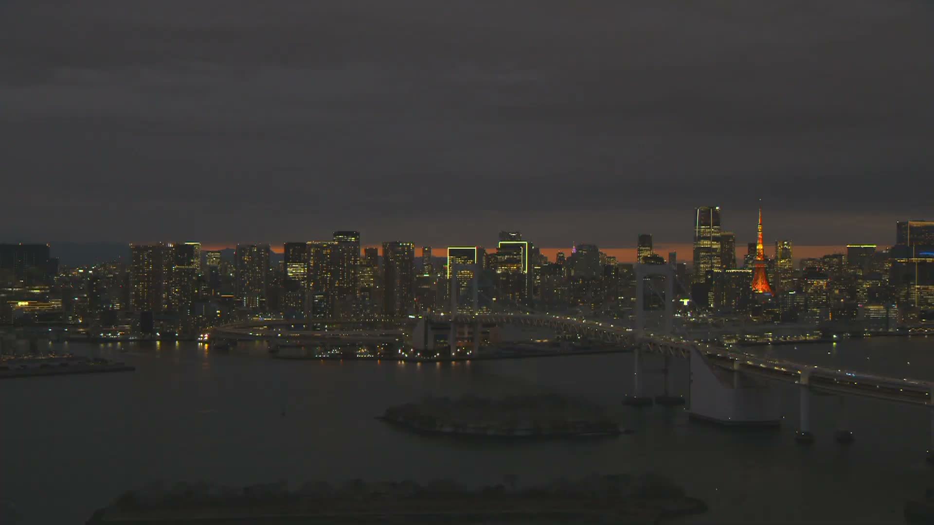 Tokyo PTZ Skyline , Tokyo Bay & Rainbow Bridge Daiba Entrance ( 東京PTZスカイライン、東京湾＆レインボーブリッジ台場入口 )  Live Cam - 2 Chome, Daiba, Odaiba, Minato-ku, Tokyo, Kantō, Honshu, Japan