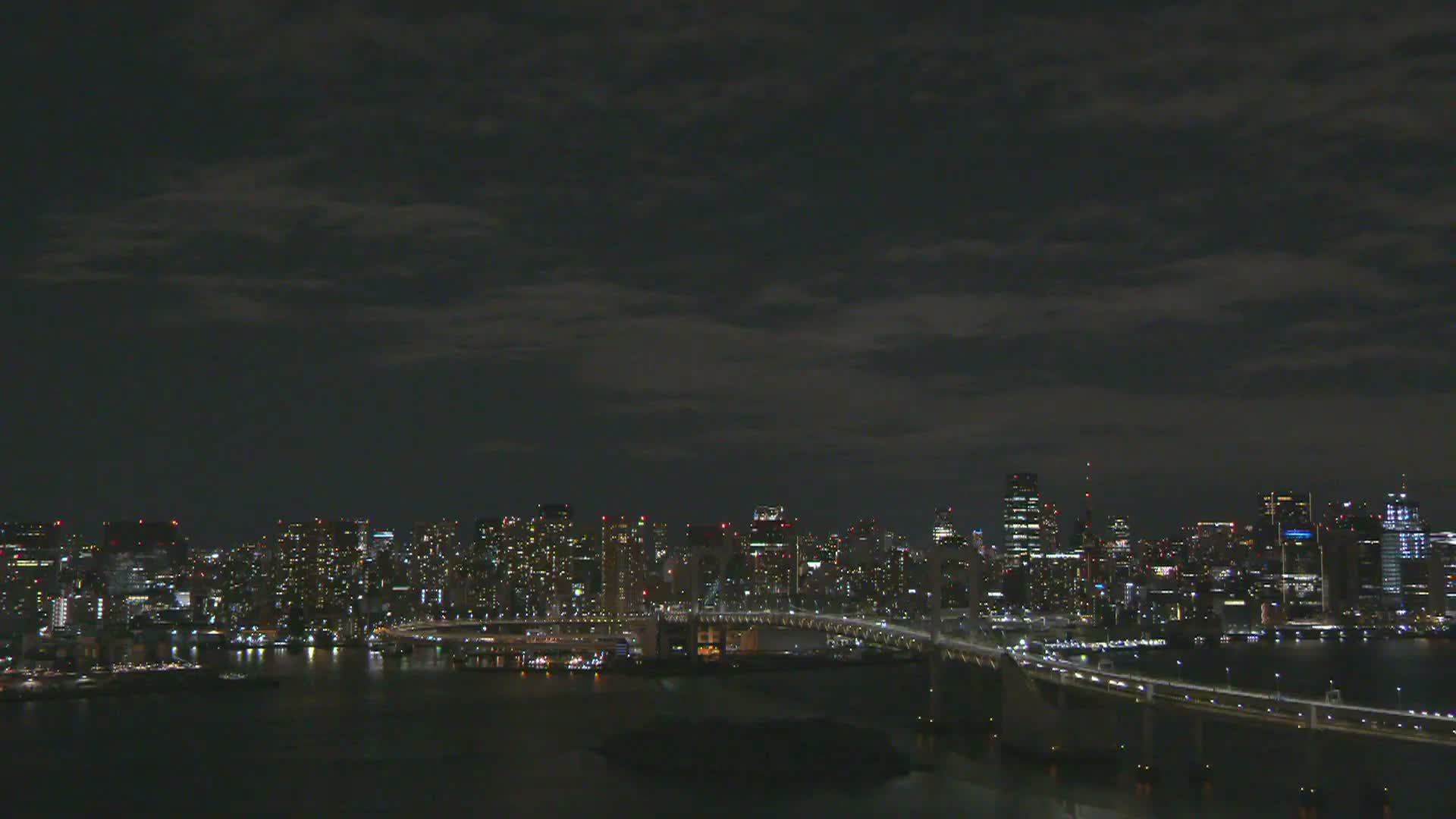 Tokyo PTZ Skyline , Tokyo Bay & Rainbow Bridge Daiba Entrance ( 東京PTZスカイライン、東京湾＆レインボーブリッジ台場入口 )  Live Cam - 2 Chome, Daiba, Odaiba, Minato-ku, Tokyo, Kantō, Honshu, Japan