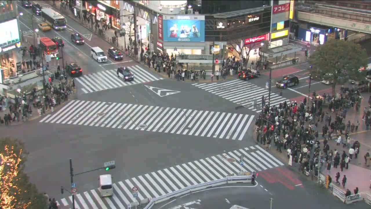 Tokyo, Shibuya Scramble Crossing Live Cam ( 東京、渋谷スクランブル交差点 )  Live Cam - Dogenzaka, Shibuya-ku, Tokyo, Kantō, Honshu, Japan