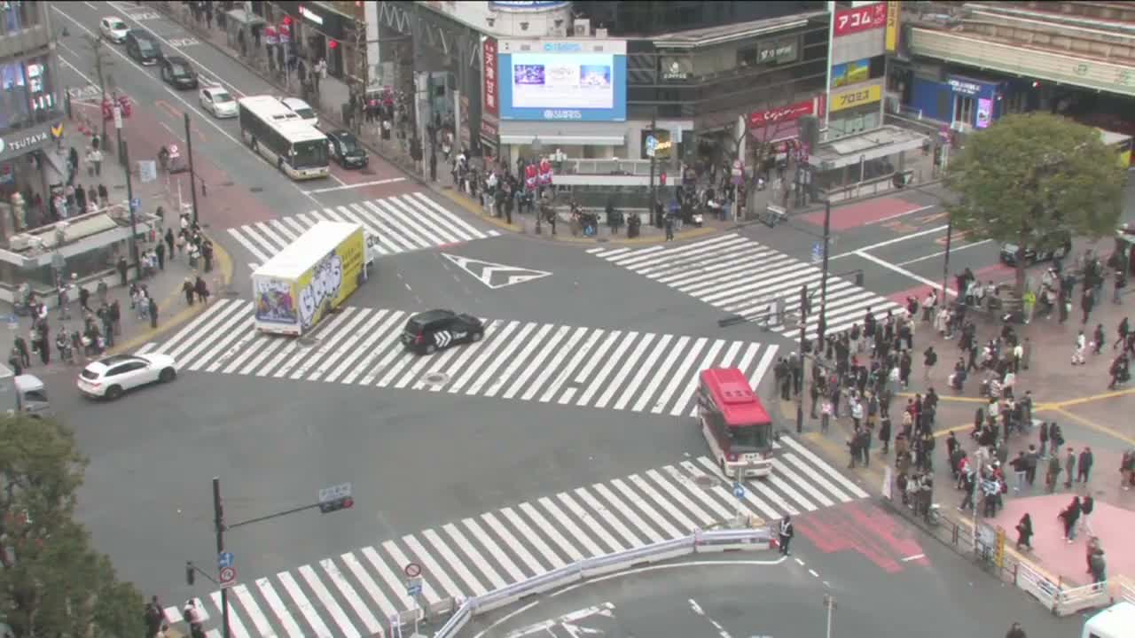 Tokyo, Shibuya Scramble Crossing Live Cam ( 東京、渋谷スクランブル交差点 )  Live Cam - Dogenzaka, Shibuya-ku, Tokyo, Kantō, Honshu, Japan