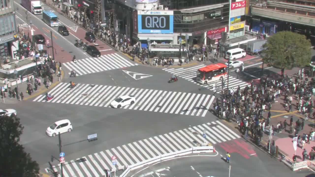 Tokyo, Shibuya Scramble Crossing Live Cam ( 東京、渋谷スクランブル交差点 )  Live Cam - Dogenzaka, Shibuya-ku, Tokyo, Kantō, Honshu, Japan
