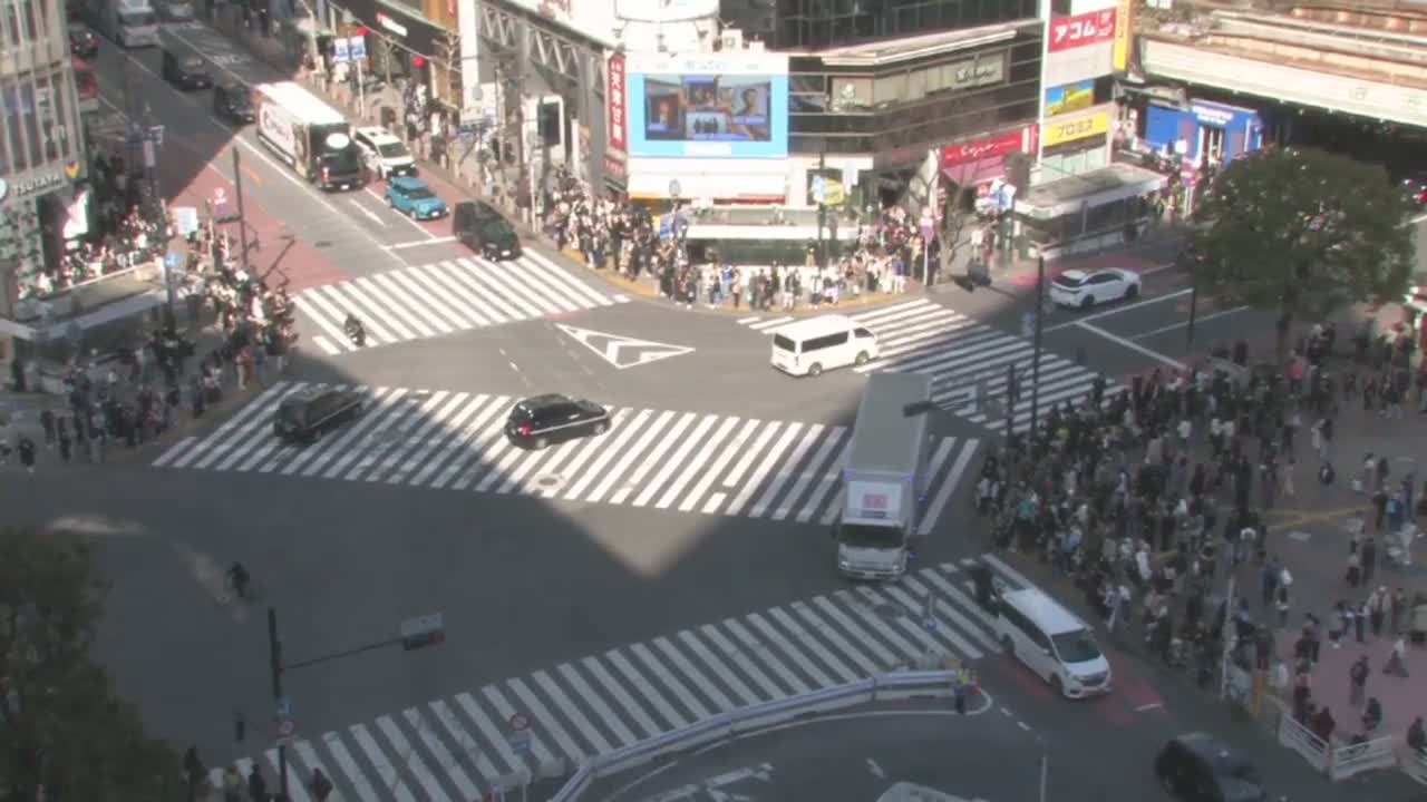 Tokyo, Shibuya Scramble Crossing Live Cam ( 東京、渋谷スクランブル交差点 )  Live Cam - Dogenzaka, Shibuya-ku, Tokyo, Kantō, Honshu, Japan