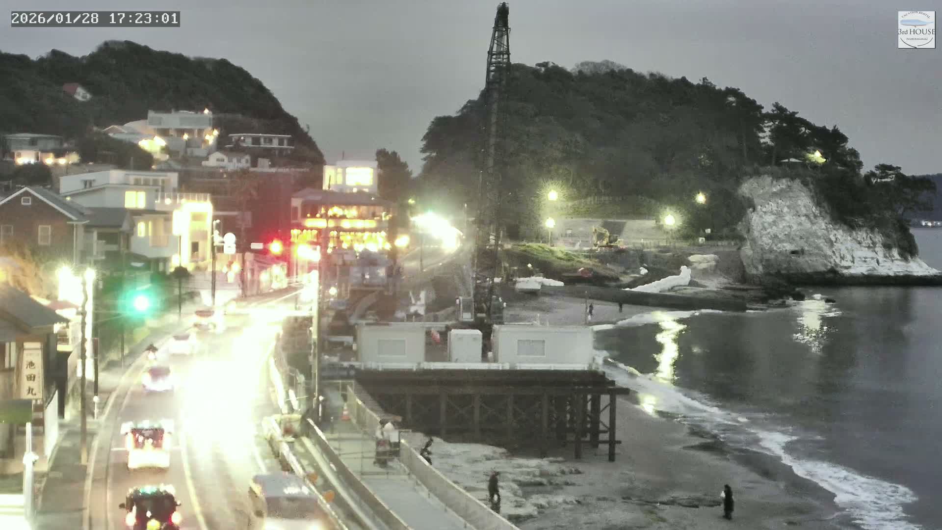 Kanagawa, Kamakura, Inamuragasaki Neighborhood & Cape Inamuragasaki Coast towards East ( 神奈川、鎌倉、稲村ヶ崎地区と稲村ヶ崎海岸（東方面） ) Live Cam  -3 Chome, Inamuragasaki, Kamakura, Kanagawa, Kanto, Honshu, Japan
