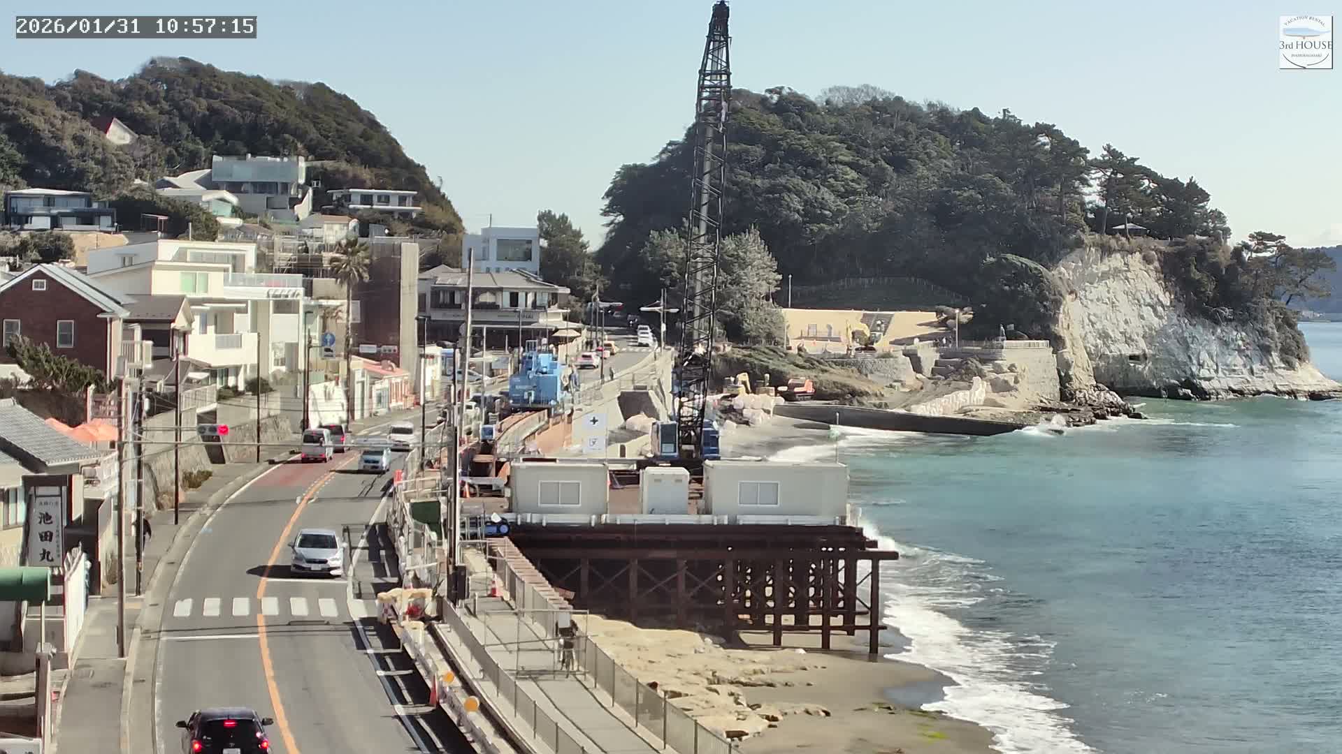 Kanagawa, Kamakura, Inamuragasaki Neighborhood & Cape Inamuragasaki Coast towards East ( 神奈川、鎌倉、稲村ヶ崎地区と稲村ヶ崎海岸（東方面） ) Live Cam  -3 Chome, Inamuragasaki, Kamakura, Kanagawa, Kanto, Honshu, Japan
