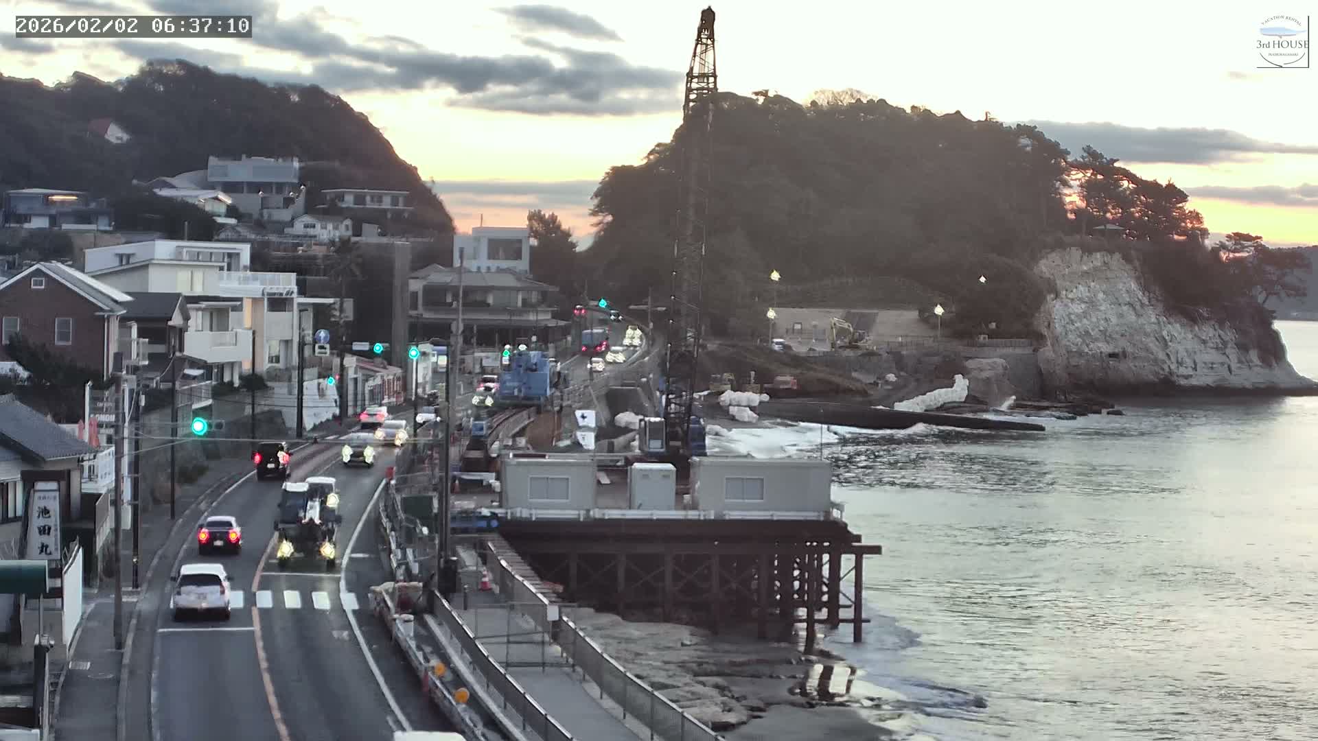 Kanagawa, Kamakura, Inamuragasaki Neighborhood & Cape Inamuragasaki Coast towards East ( 神奈川、鎌倉、稲村ヶ崎地区と稲村ヶ崎海岸（東方面） ) Live Cam  -3 Chome, Inamuragasaki, Kamakura, Kanagawa, Kanto, Honshu, Japan