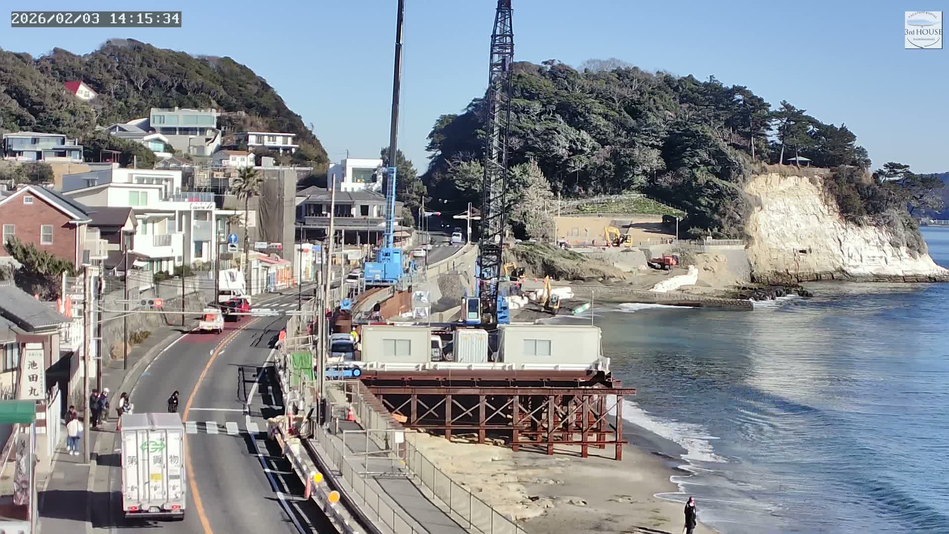 Kanagawa, Kamakura, Inamuragasaki Neighborhood & Cape Inamuragasaki Coast towards East ( 神奈川、鎌倉、稲村ヶ崎地区と稲村ヶ崎海岸（東方面） ) Live Cam  -3 Chome, Inamuragasaki, Kamakura, Kanagawa, Kanto, Honshu, Japan