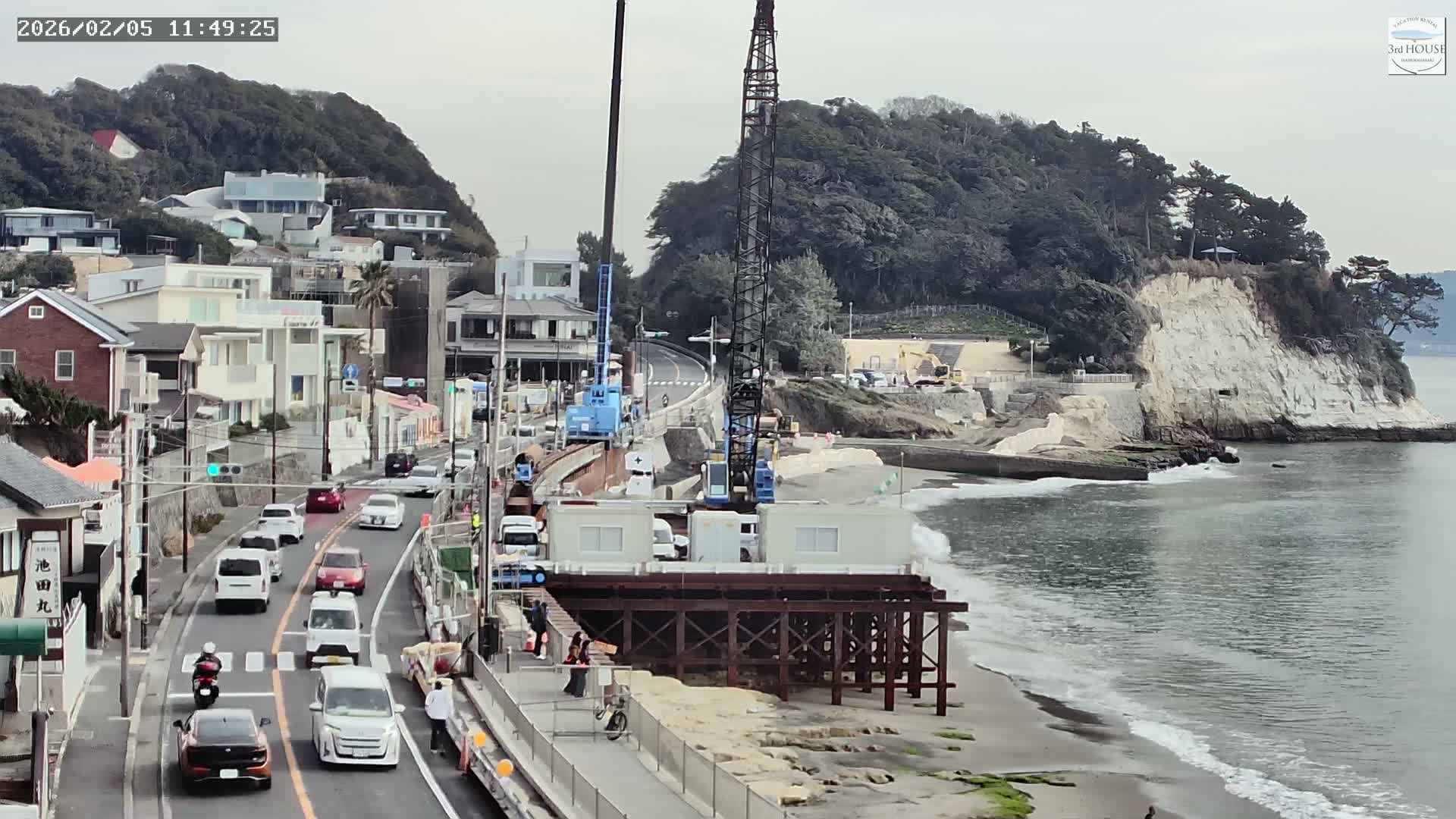Kanagawa, Kamakura, Inamuragasaki Neighborhood & Cape Inamuragasaki Coast towards East ( 神奈川、鎌倉、稲村ヶ崎地区と稲村ヶ崎海岸（東方面） ) Live Cam  -3 Chome, Inamuragasaki, Kamakura, Kanagawa, Kanto, Honshu, Japan