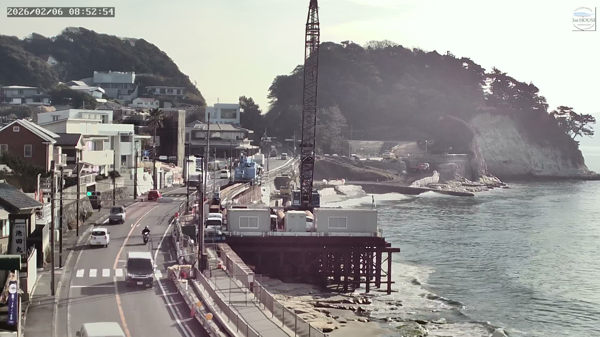 Kanagawa, Kamakura, Inamuragasaki Neighborhood & Cape Inamuragasaki Coast towards East ( 神奈川、鎌倉、稲村ヶ崎地区と稲村ヶ崎海岸（東方面） ) Live Cam  -3 Chome, Inamuragasaki, Kamakura, Kanagawa, Kanto, Honshu, Japan